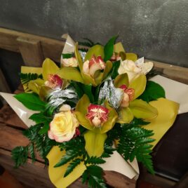 Bouquet roses et cymbidiums